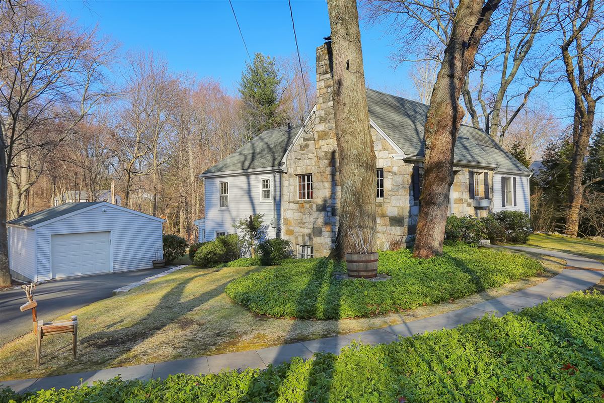 CHARMING COTTAGE IN THE WOODS Connecticut Luxury Homes Mansions For