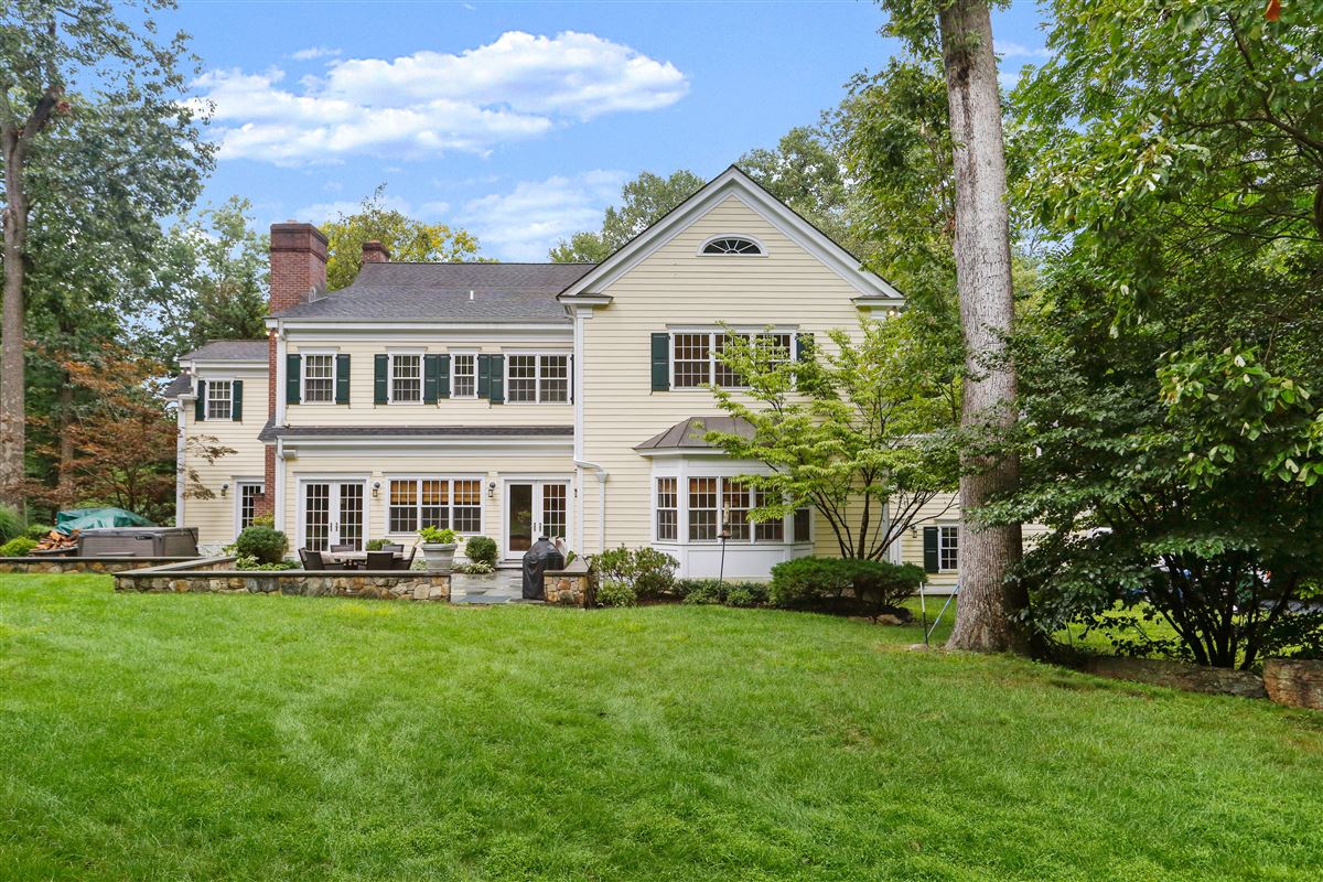 IDYLLIC SETTING AT THE END OF A CULDESAC Connecticut Luxury Homes