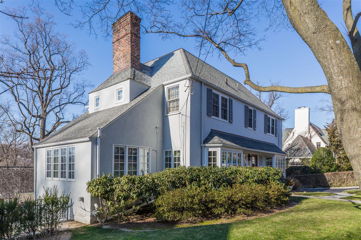 BEAUTIFUL BRONXVILLE COLONIAL IN CONVENIENT LOCATION New York Luxury