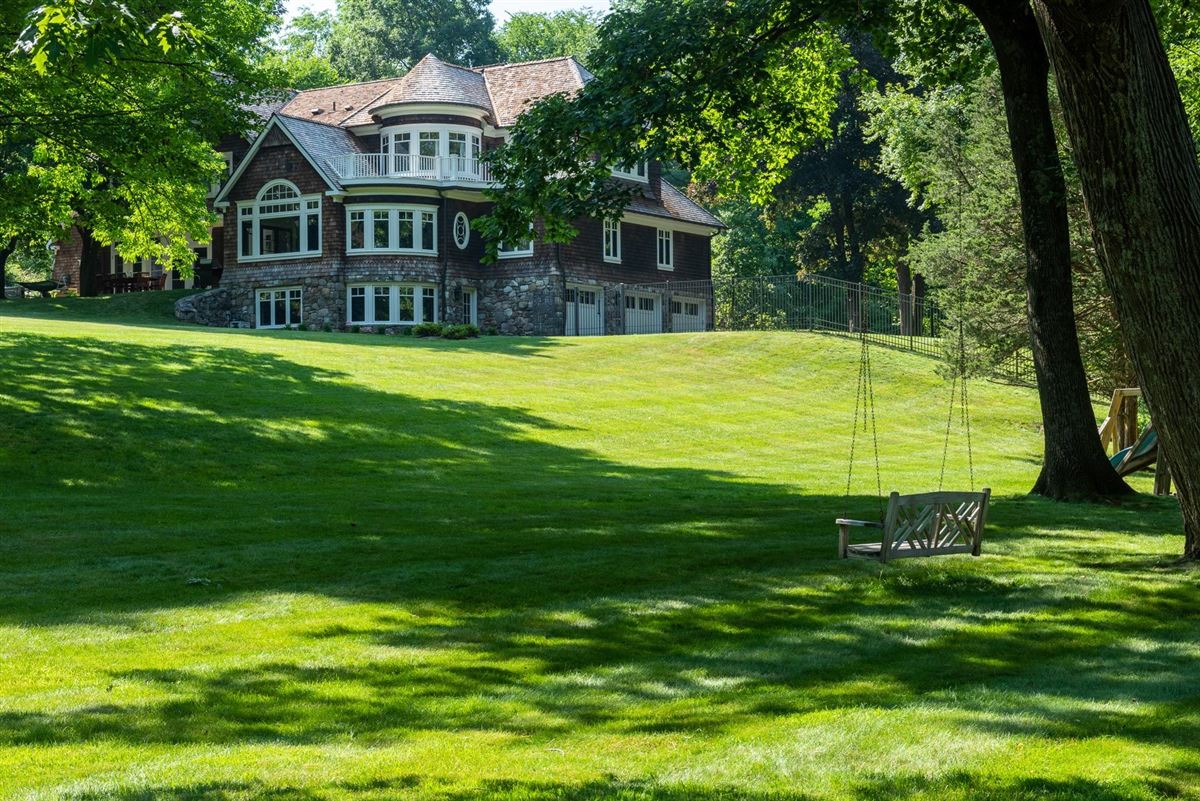 IMPECCABLE WATERFRONT PROPERTY IN BEDFORD New York Luxury Homes