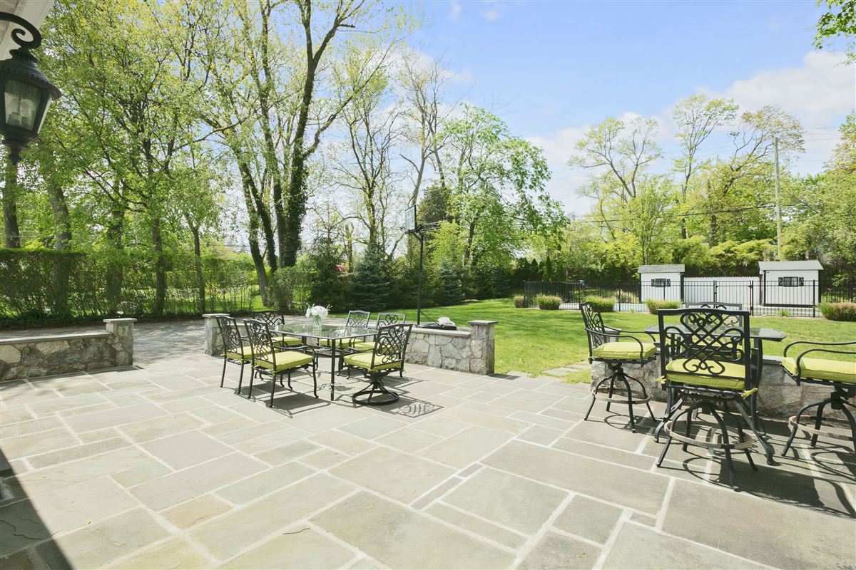 SPACIOUS RYE GARDENS COLONIAL New York Luxury Homes Mansions For