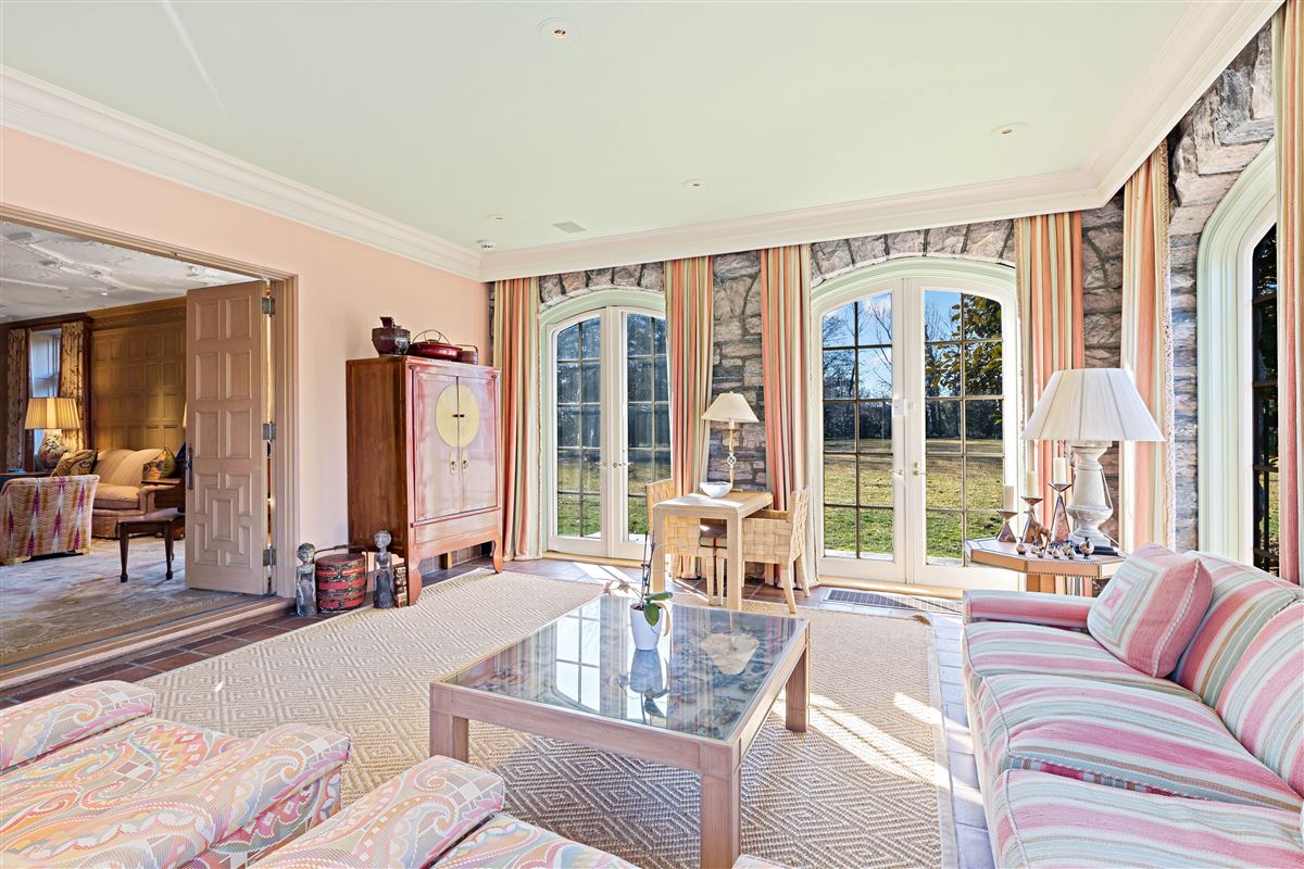 ONE-OF-A-KIND PRIVATE AND TRANQUIL SCARSDALE ESTATE | New York Luxury