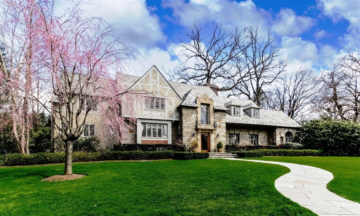 NOTABLE FOX MEADOW ENGLISH TUDOR New York Luxury Homes Mansions For