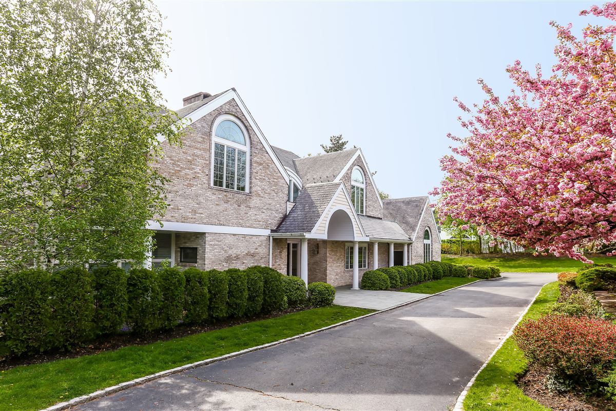 IMPRESSIVE HOME ON WESTCHESTER COUNTRY CLUB GROUNDS New York Luxury