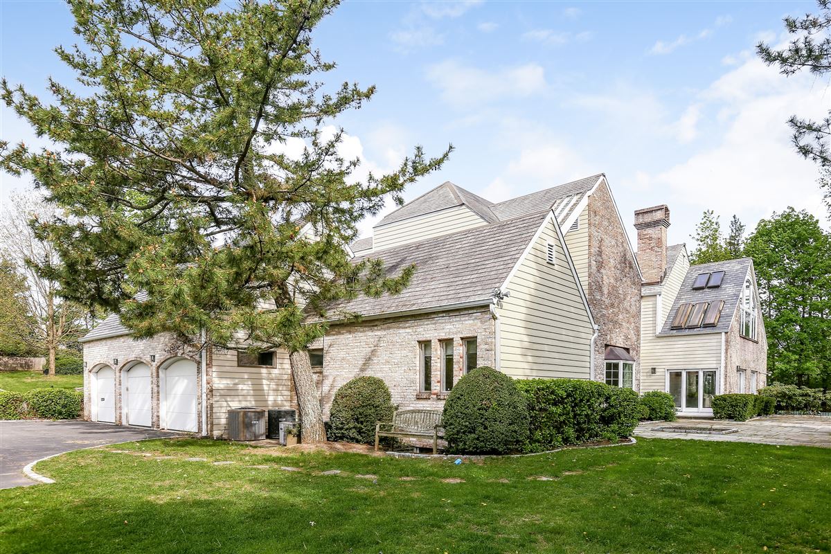 IMPRESSIVE HOME ON WESTCHESTER COUNTRY CLUB GROUNDS New York Luxury