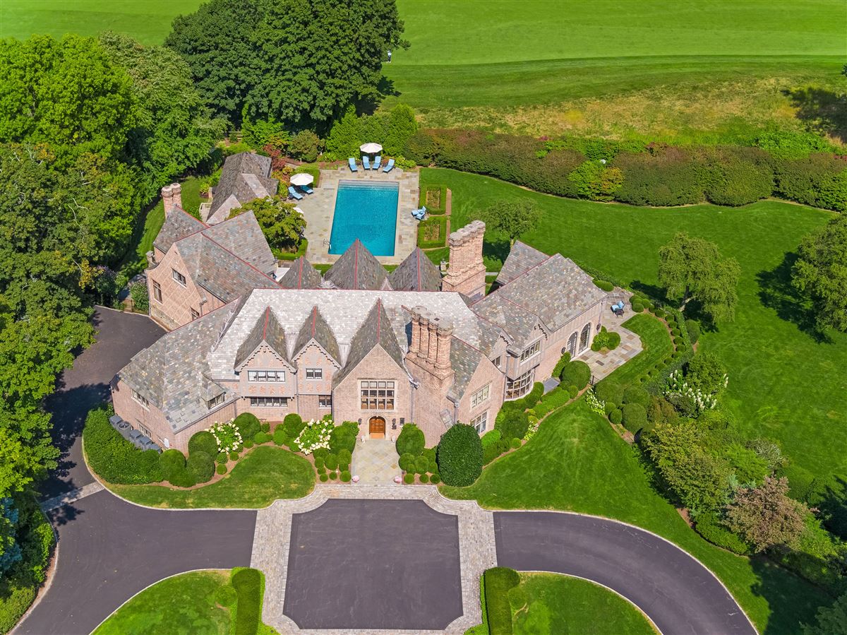 UPDATED COTSWOLD TUDOR REVIVAL IN NEW YORK New York Luxury Homes