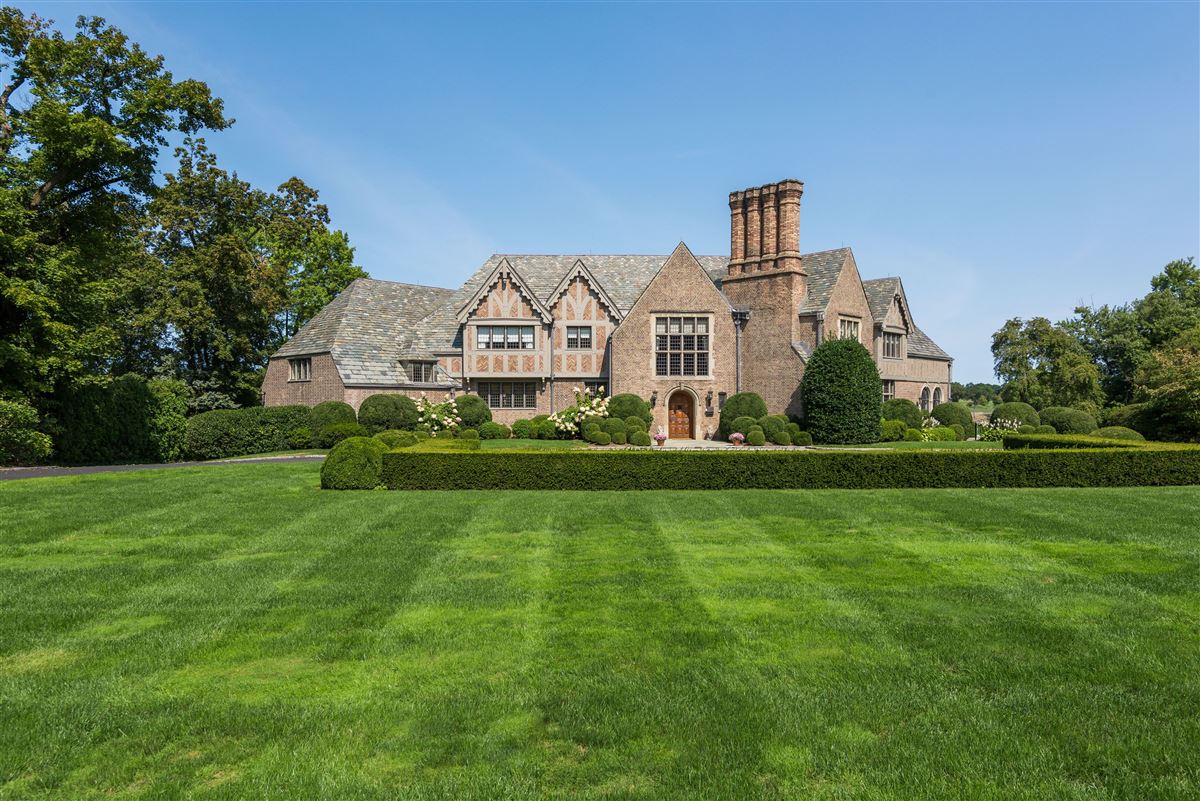 UPDATED COTSWOLD TUDOR REVIVAL IN NEW YORK New York Luxury Homes