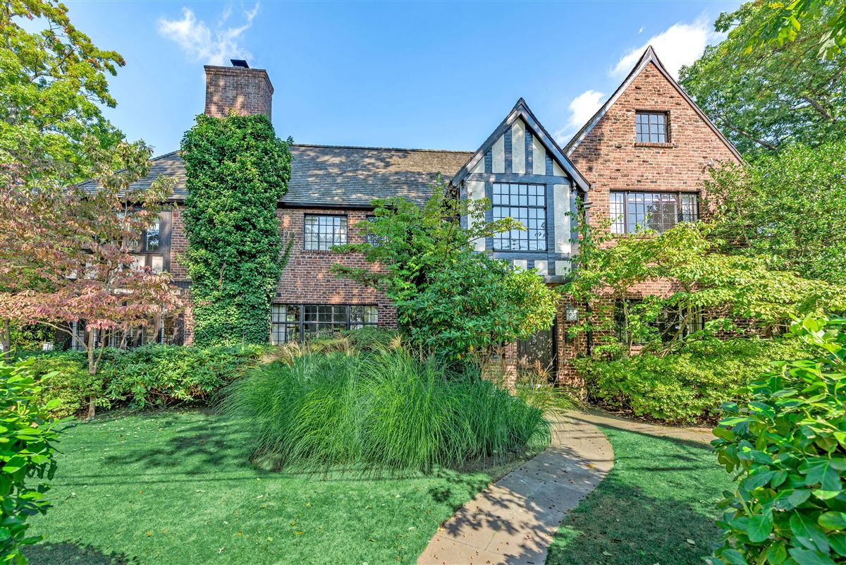 CLASSIC TUDORSTYLE RESIDENCE ON PRIVATE WATERFRONT New York Luxury