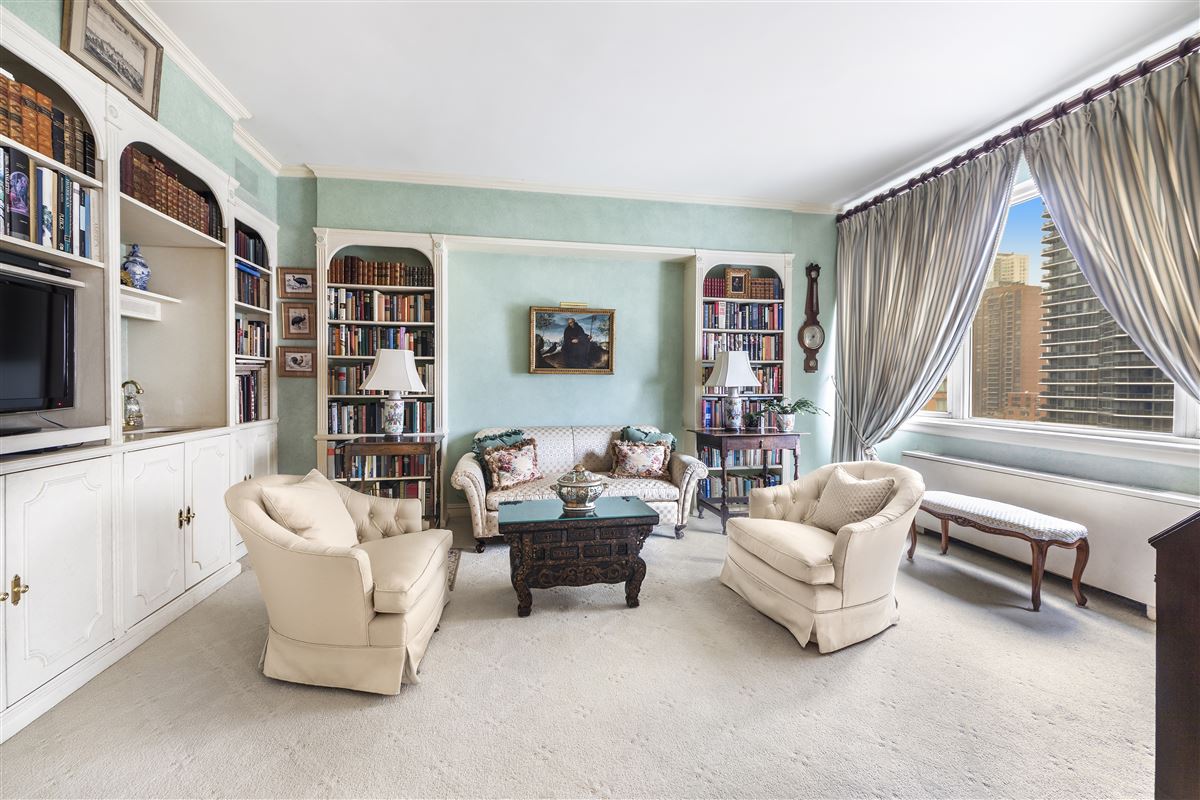 ELEGANT CLASSIC SEVEN ROOM APARTMENT New York Luxury Homes Mansions