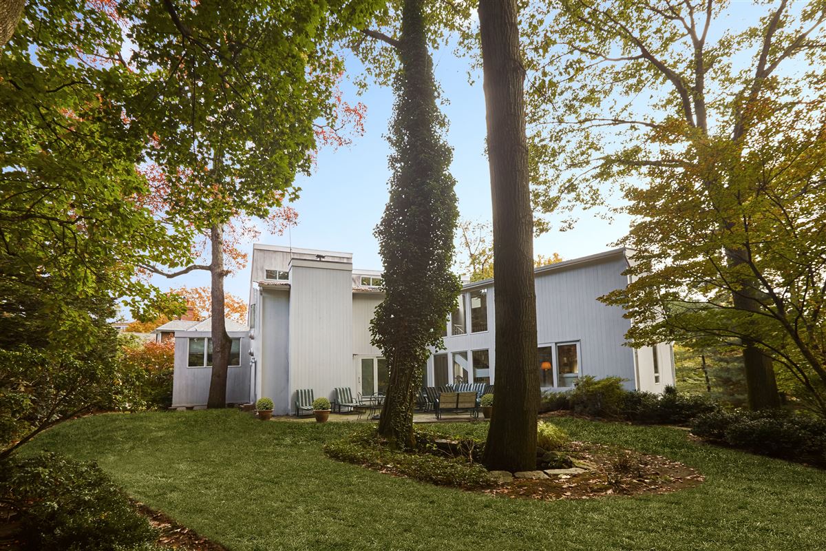 GRACIOUS HOME IN THE RIVERDALE ESTATE SECTION New York Luxury Homes