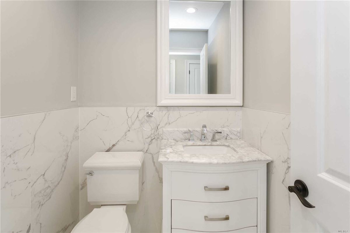 NEW CONSTRUCTION IN THE HEART OF EAST WILLISTON | New York Luxury Homes