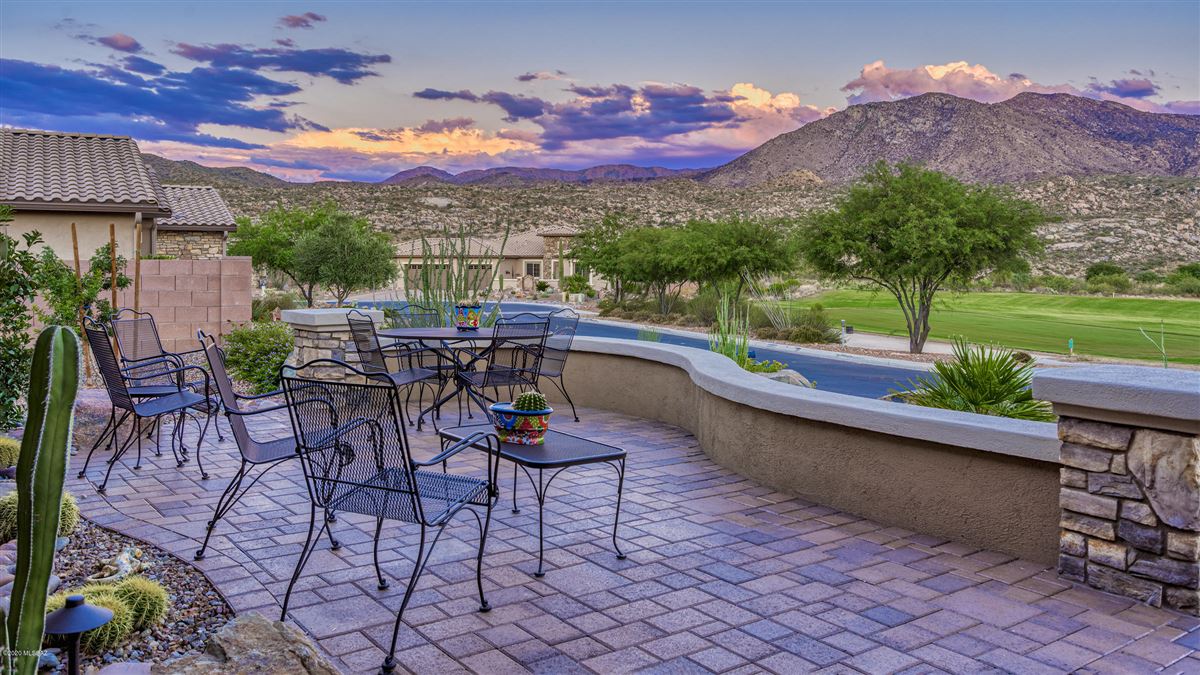 STUNNING HOME IN PRIME LOT WITH GOLF COURSE AND MOUNTAIN VIEWS