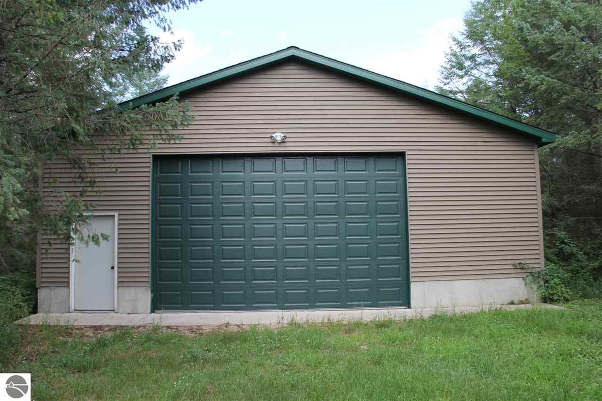 This Frank Lloyd Wright Style Home Is Elegantly Situated