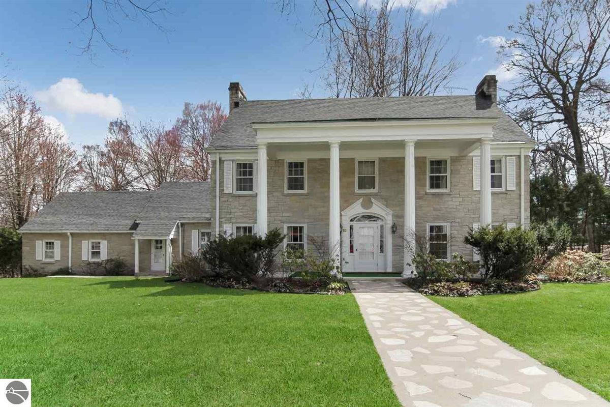 Colonial Revival Home In Downtown Frankfort Michigan Luxury Homes Mansions For Sale Luxury Portfolio