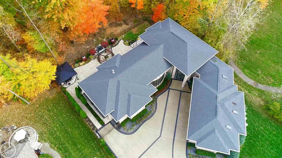 STUNNING CONTEMPORARY INCLUDES A VERY PRIVATE YARD Michigan Luxury
