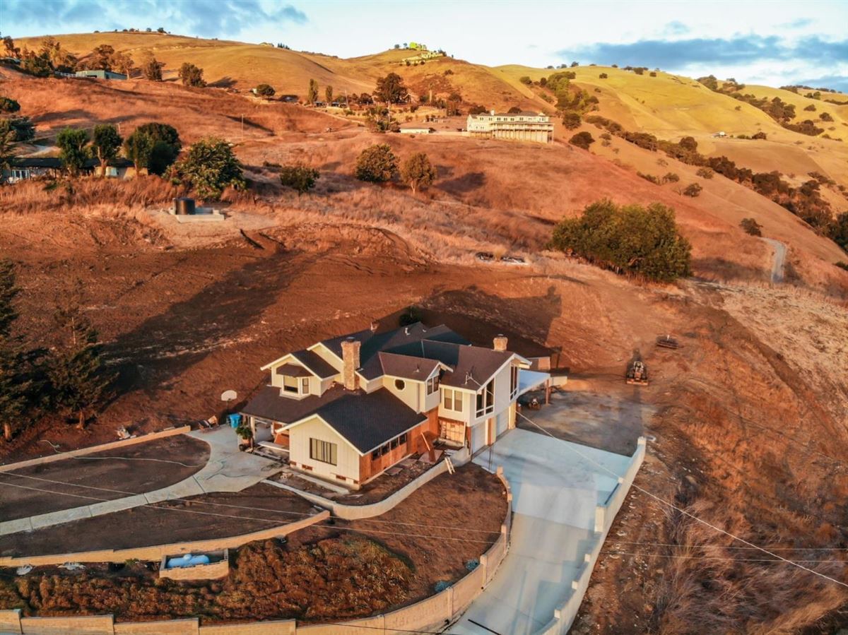 A MASSIVE PIECE OF SILICON VALLEY REAL ESTATE California Luxury Homes