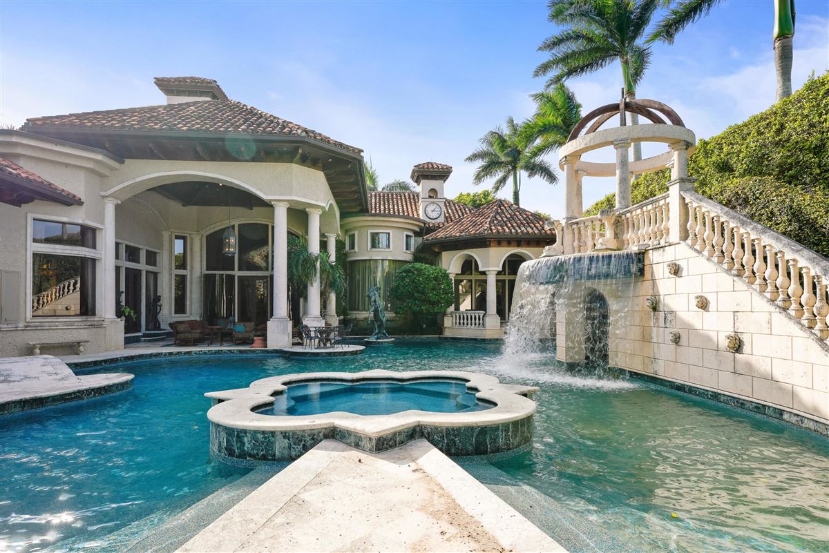 GREAT ESTATE ON A DOUBLE HOMESITE IN FRENCHMAN'S CREEK Florida Luxury