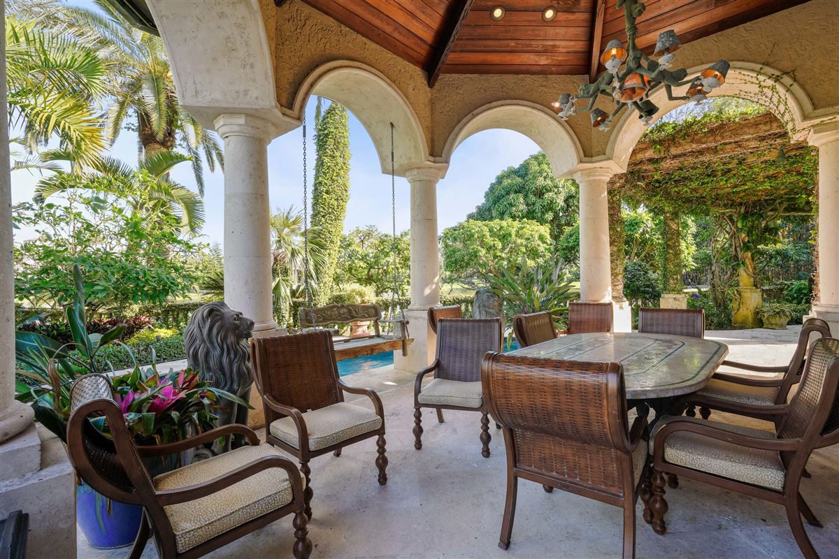 GREAT ESTATE ON A DOUBLE HOMESITE IN FRENCHMAN'S CREEK | Florida Luxury