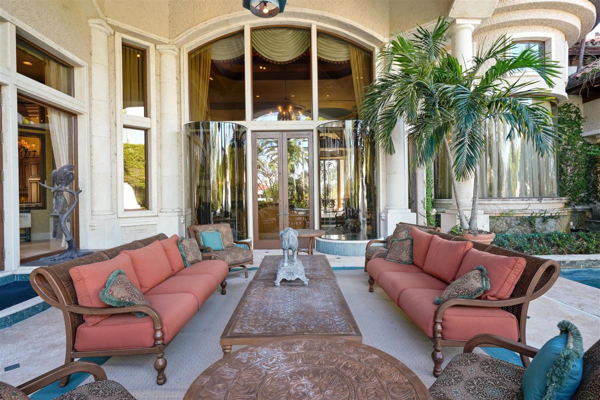 GREAT ESTATE ON A DOUBLE HOMESITE IN FRENCHMAN'S CREEK | Florida Luxury