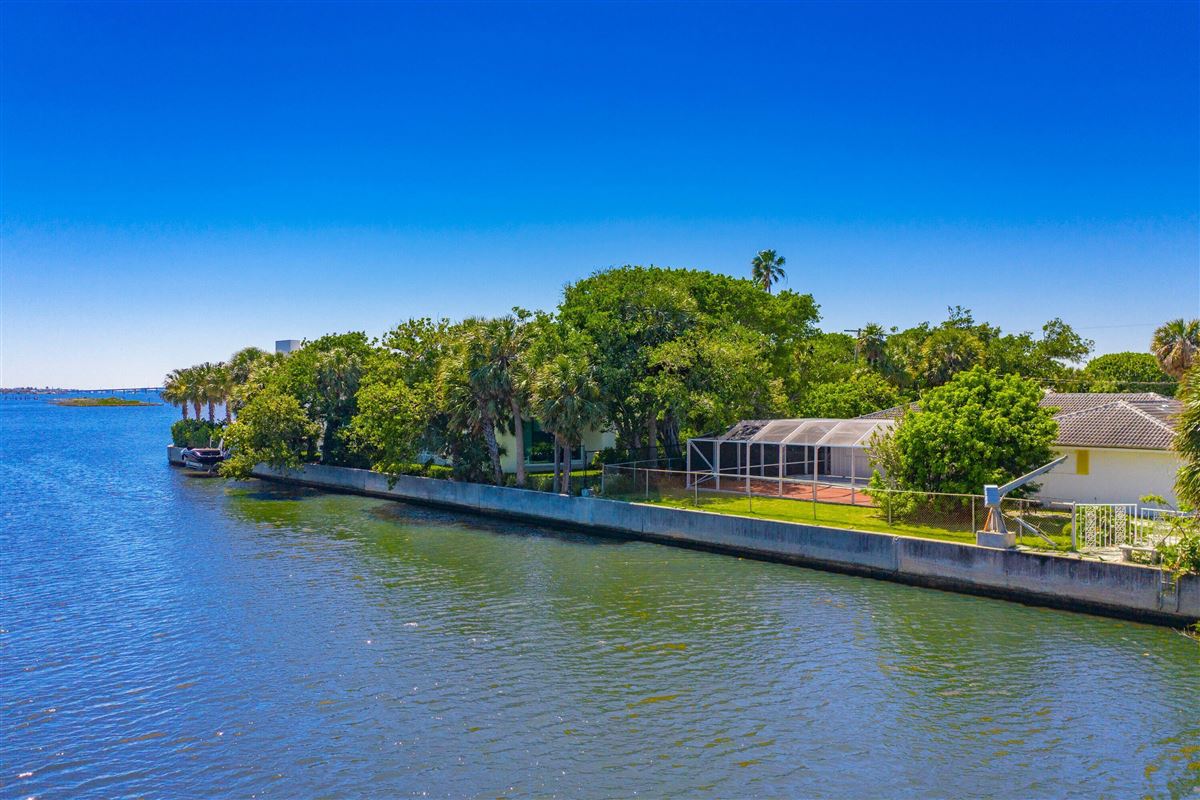 EXCEPTIONAL WATERFRONT PROPERTY ON SOUTHERN TIP OF EXCLUSIVE ENCLAVE OF
