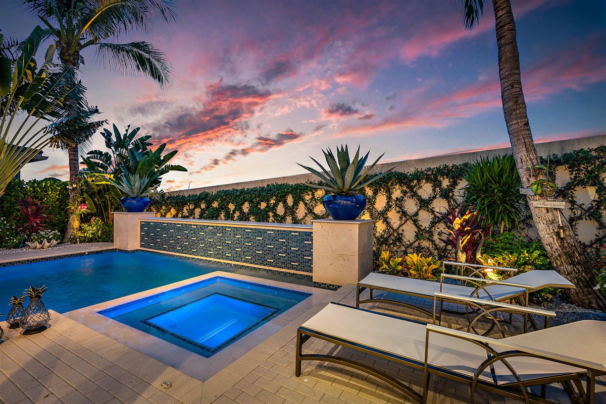 THIS CAPTIVATING JUNO BEACH HOME IS BEAUTIFULLY LOCATED Florida