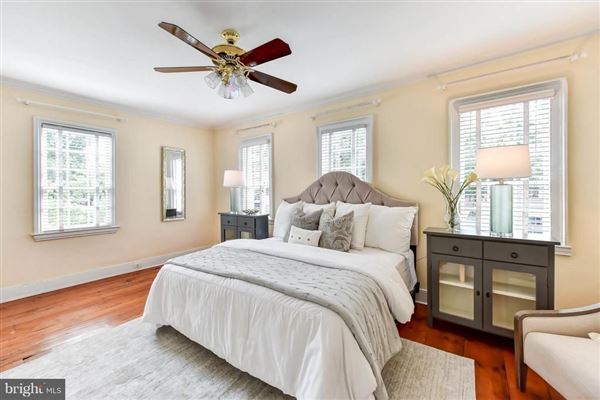 Historic Townhouse Offers Spacious Rooms Virginia Luxury