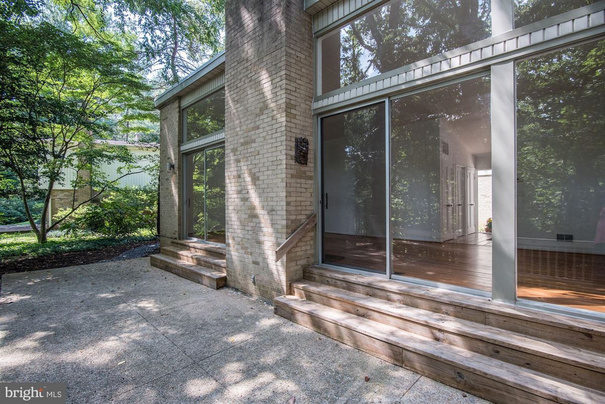 MIDCENTURY MODERN HOME OFFERS SPECTACULAR VIEWS Maryland Luxury