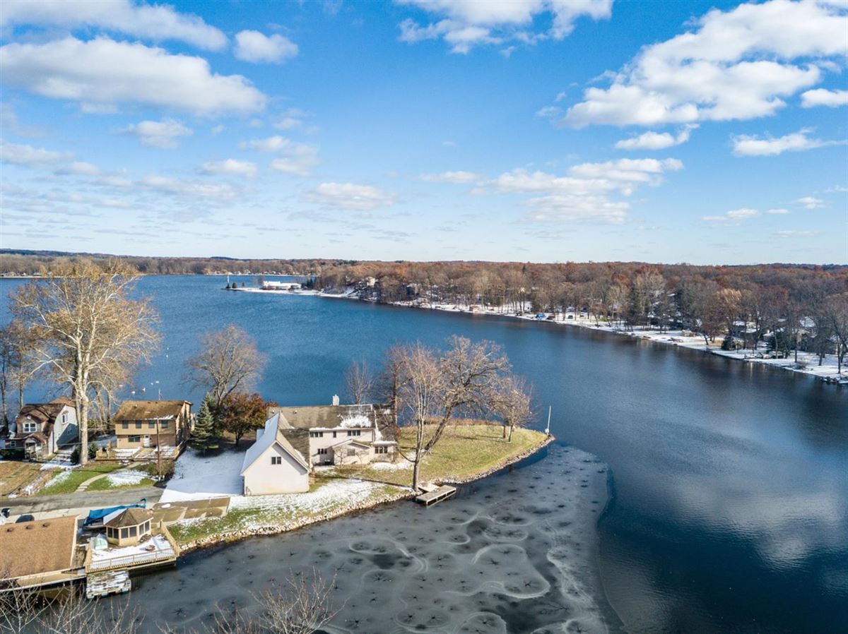 A PREMIERE PENINSULA LOCATION ON STRAWBERRY LAKE Michigan Luxury