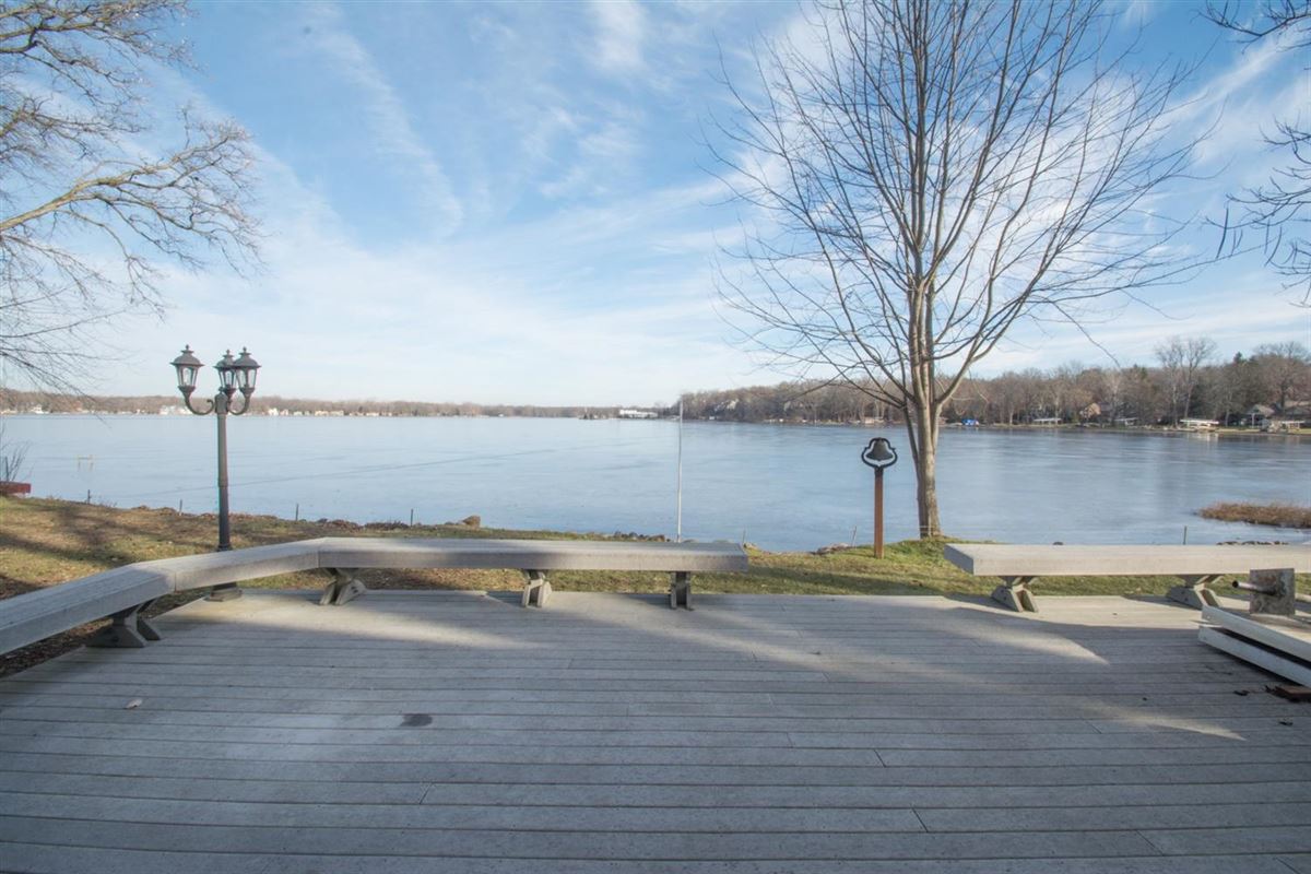 A PREMIERE PENINSULA LOCATION ON STRAWBERRY LAKE Michigan Luxury