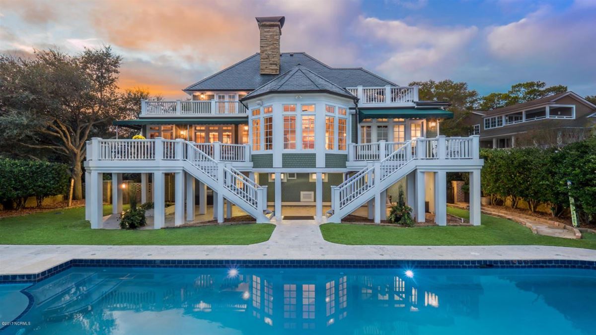 INCREDIBLE CUSTOM HOUSE FEATURES A PRIVATE POOL North Carolina Luxury