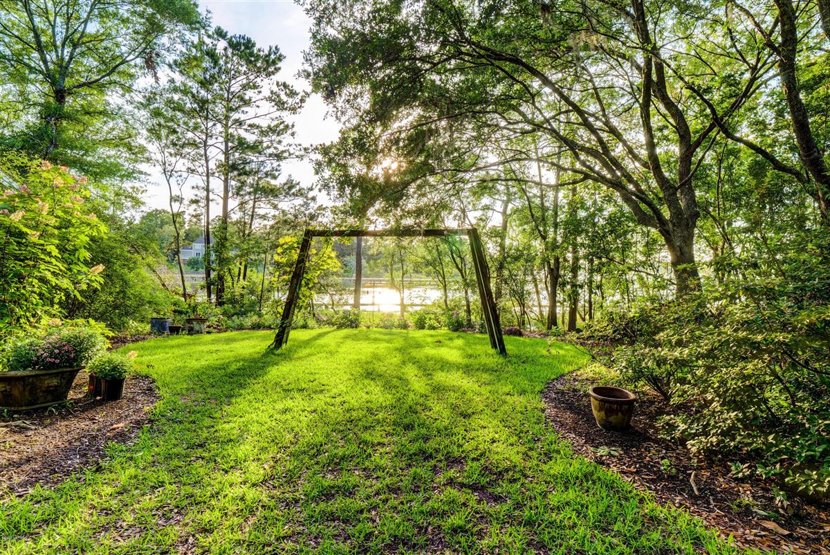 CUSTOM SOUND HOME ON HEWLETTS CREEK North Carolina Luxury