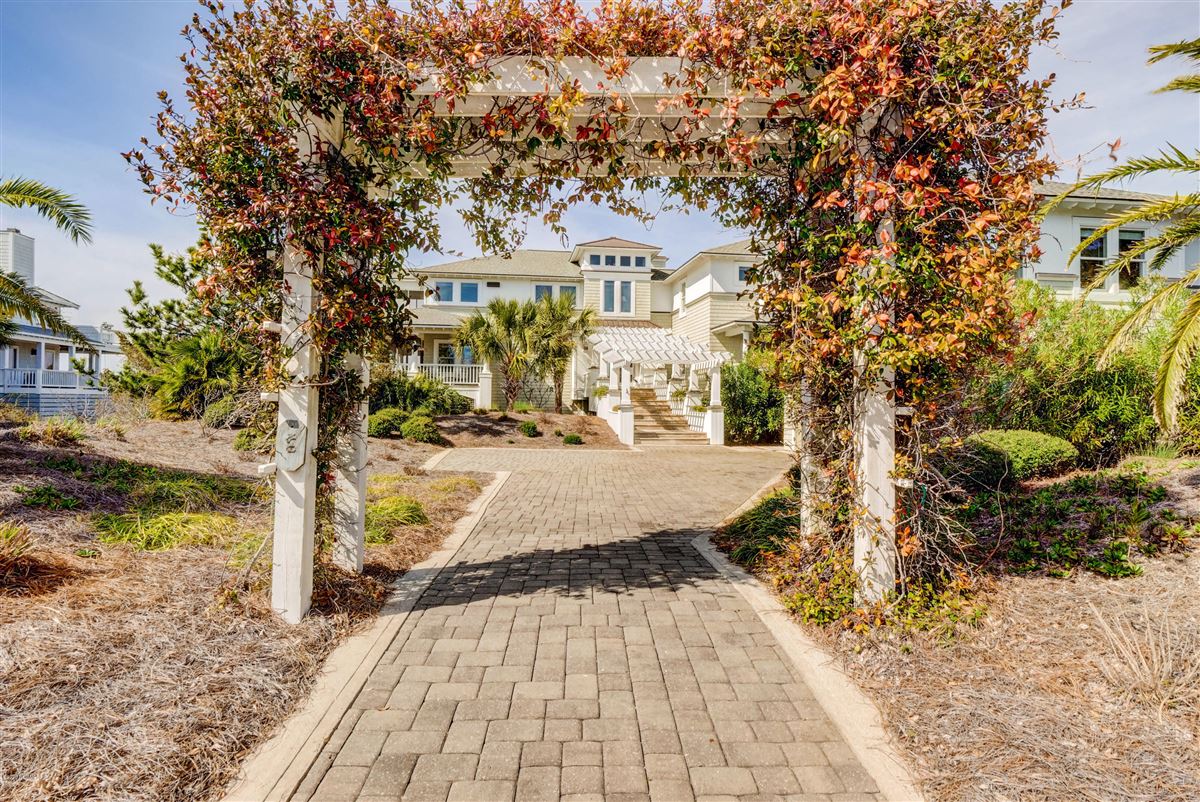 EXPANSIVE VIEWS OF THE CAPE FEAR RIVER North Carolina Luxury Homes