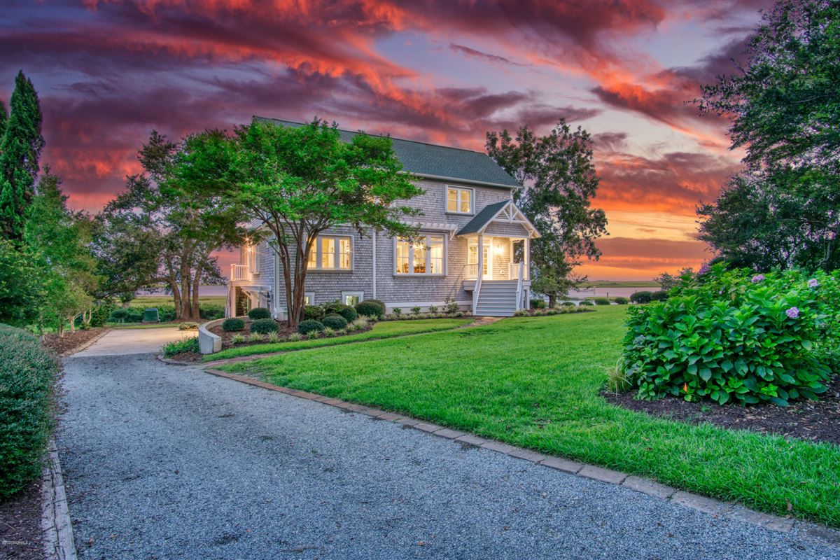 CHARMING COASTAL INSPIRED COTTAGE North Carolina Luxury Homes