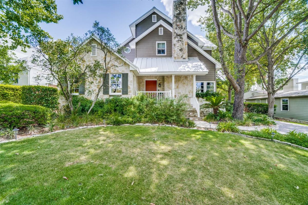 RESIDENCE ON A LARGE LOT IN TERRELL HILLS Texas Luxury Homes