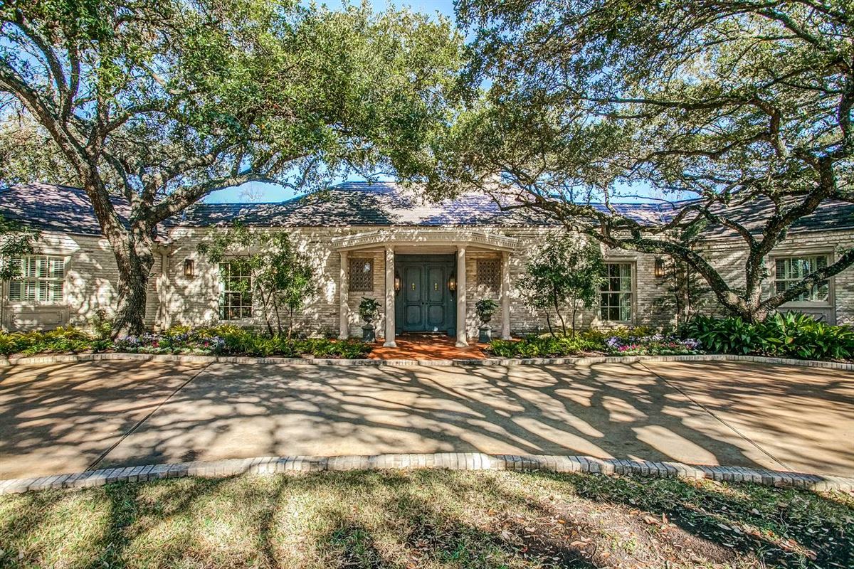 EXCEPTIONAL HISTORIC ESTATE IN TERRELL HILLS Texas Luxury Homes