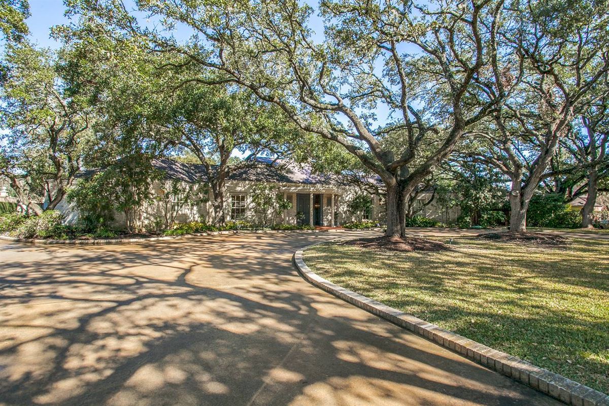 EXCEPTIONAL HISTORIC ESTATE IN TERRELL HILLS Texas Luxury Homes