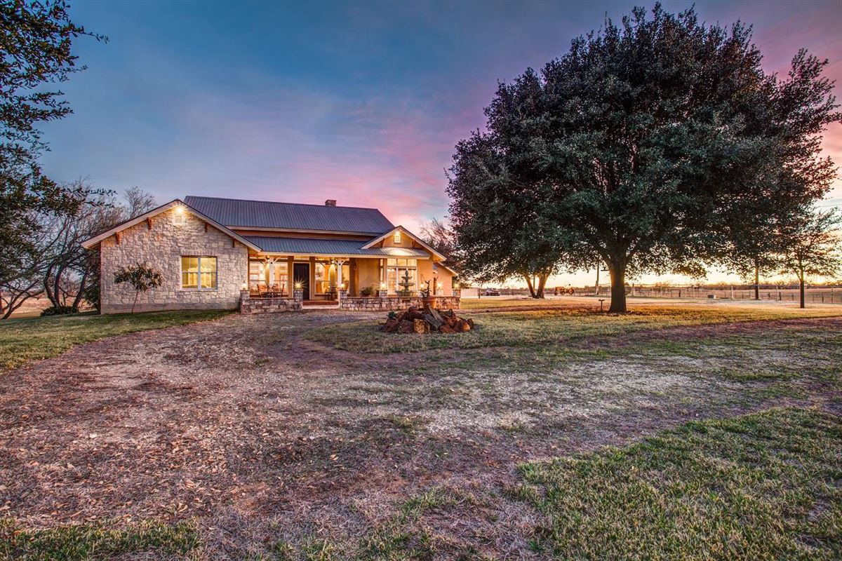 gorgeous-hill-country-style-home-on-30-acres-texas-luxury-homes