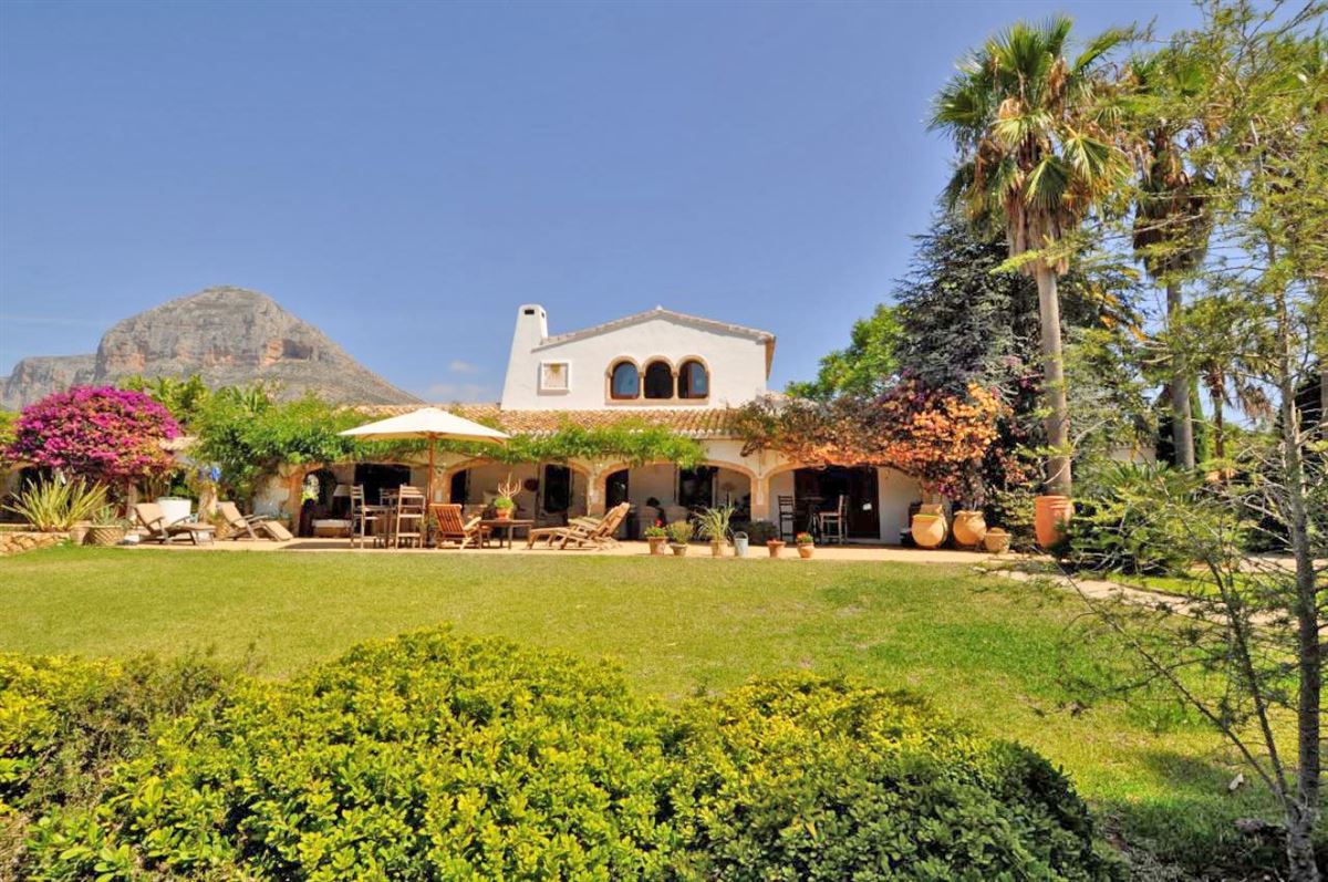 DELIGHTFUL RURAL VILLA WITH MODERN TOUCHES Spain Luxury Homes