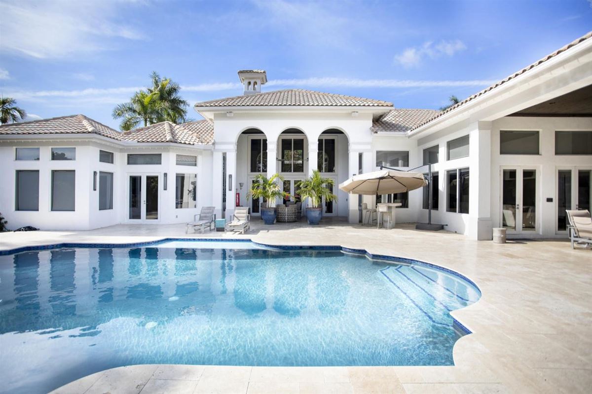 UPDATED ESTATE ON SECLUDED SPRAWLING GROUNDS Florida Luxury Homes