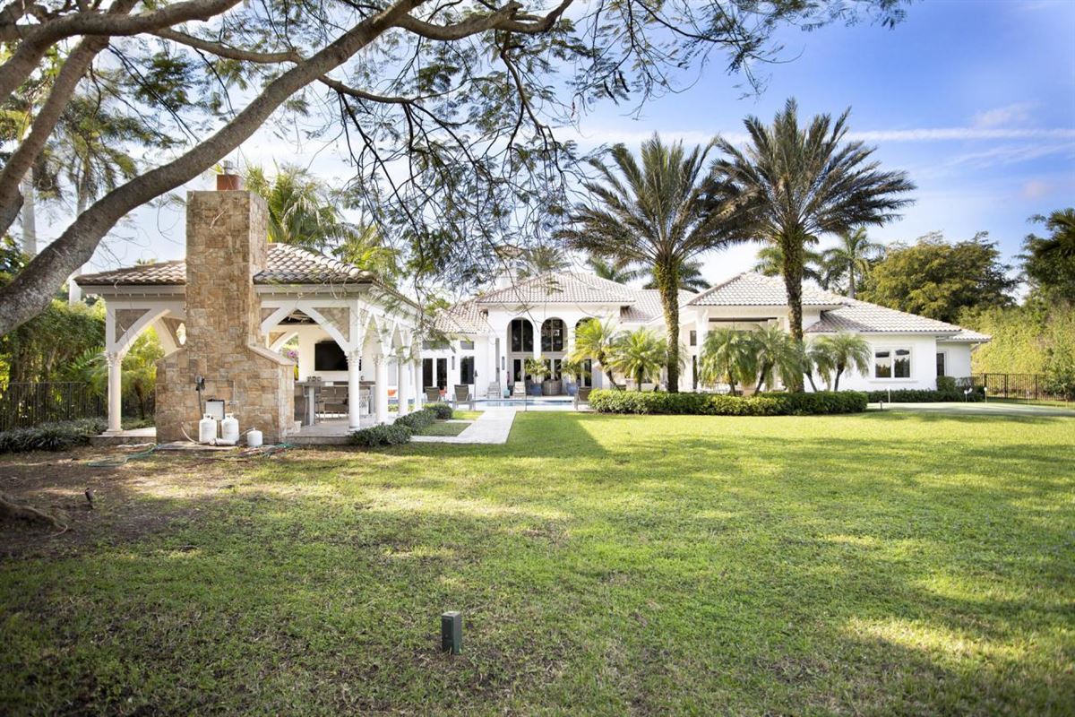 UPDATED ESTATE ON SECLUDED SPRAWLING GROUNDS Florida Luxury Homes