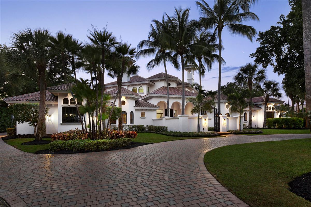 MAGNIFICENTLY REIMAGINED FOX CHASE ESTATE Florida Luxury Homes