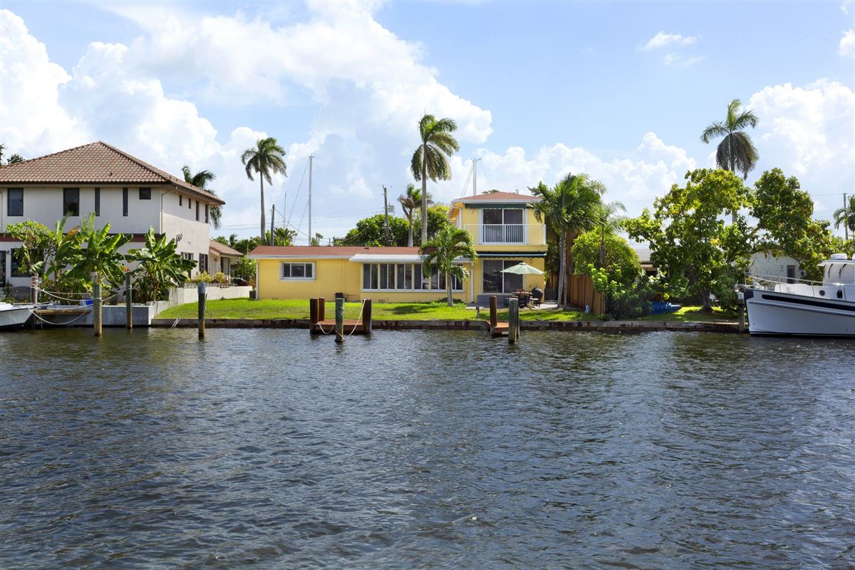TASTEFULLY UPDATED FLORIDASTYLE WATERFRONT ESTATE Florida Luxury