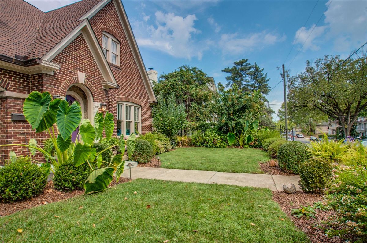 PREMIER LOCATION IN FRANKLIN'S HISTORIC DISTRICT Tennessee Luxury