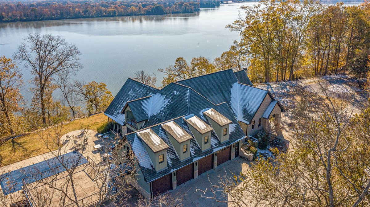 EXTRAORDINARY LAKEFRONT HOME AND SETTING Tennessee Luxury Homes