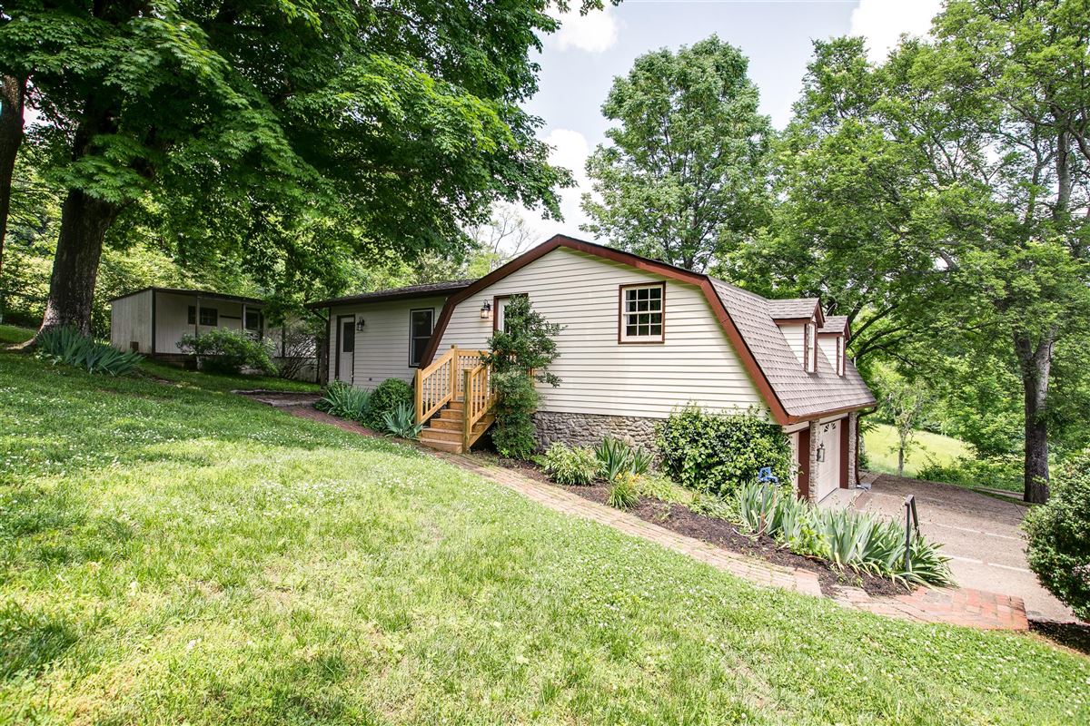 PRESTIGIOUS AND STORIED FRANKLIN PROPERTY Tennessee Luxury Homes