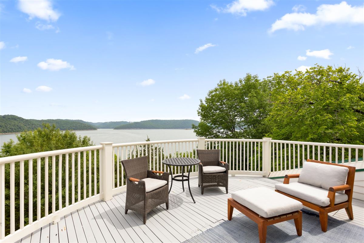 PRIVATE PENINSULA AND PERSONAL DOCK ON CENTER HILL LAKE Tennessee