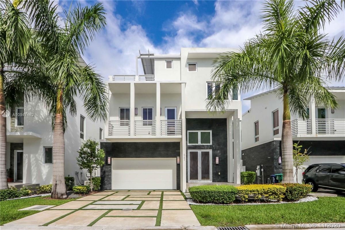 GATED COMMUNITY OASIS PARK SQUARE AT DORAL Florida Luxury Homes