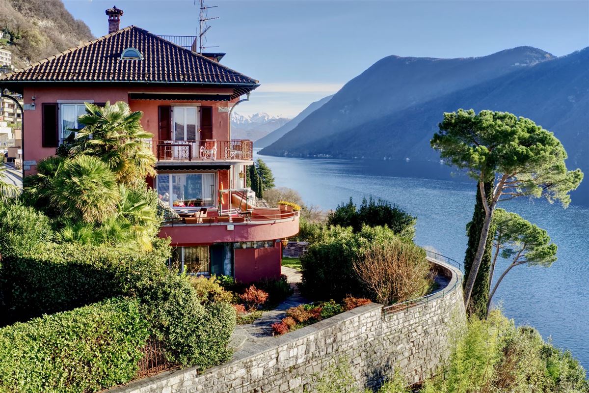 ELEGANT VILLA IN CASTAGNOLA IN A DOMINANT POSITION WITH WONDERFUL LAKE