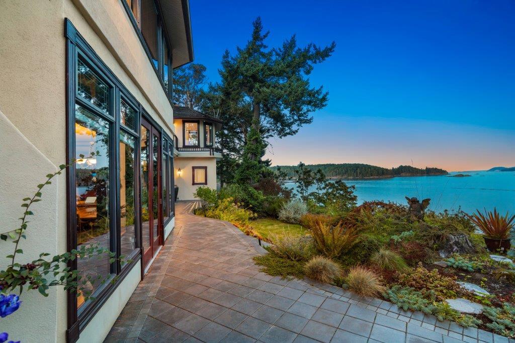 PRIVATE WATERFRONT ESTATE | British Columbia Luxury Homes | Mansions