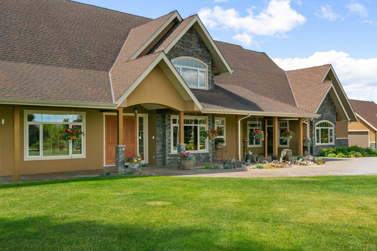 DISCOVER COUNTRY LIVING ON 10 ACRES British Columbia